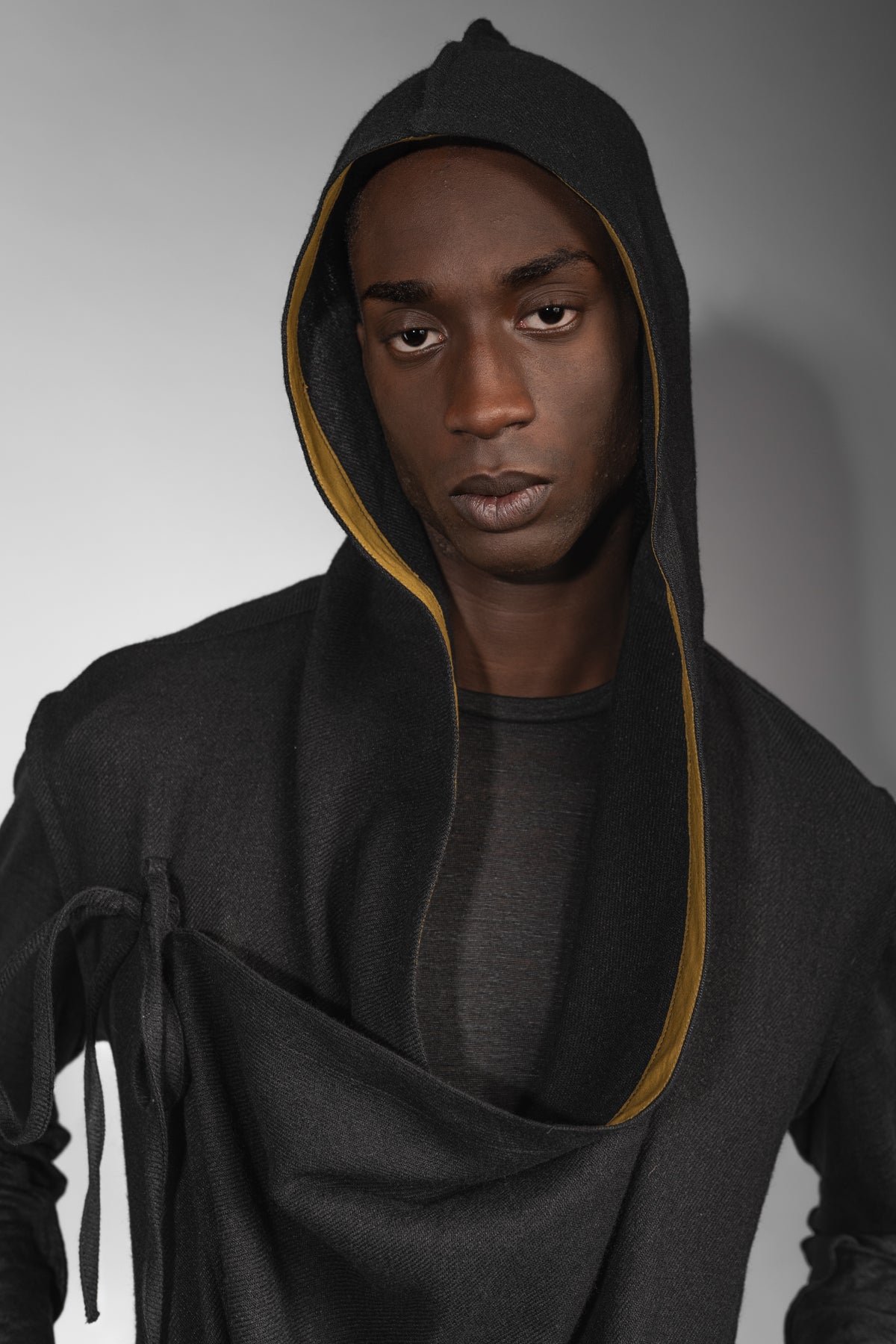 eigensinnig wien | Kalunga | Langer, ärmelloser Cardigan mit Kapuze in Schwarz