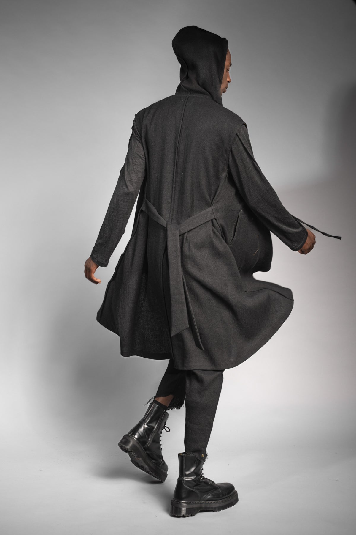 eigensinnig wien | Kalunga | Langer, ärmelloser Cardigan mit Kapuze in Schwarz