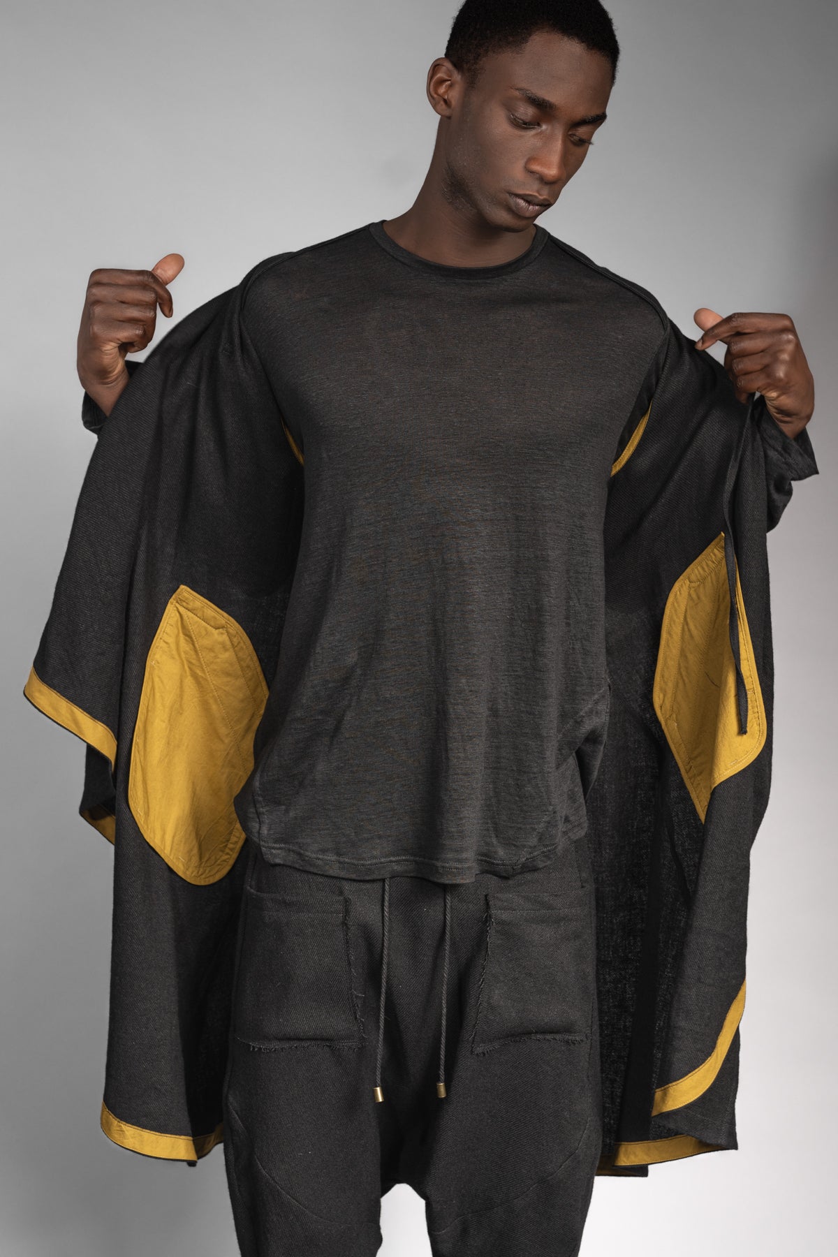 eigensinnig wien | Kalunga | Langer, ärmelloser Cardigan mit Kapuze in Schwarz