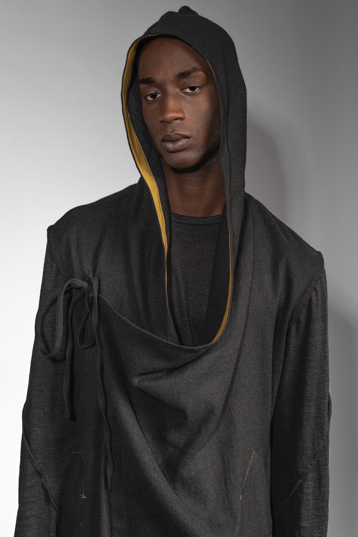 eigensinnig wien | Kalunga | Langer, ärmelloser Cardigan mit Kapuze in Schwarz