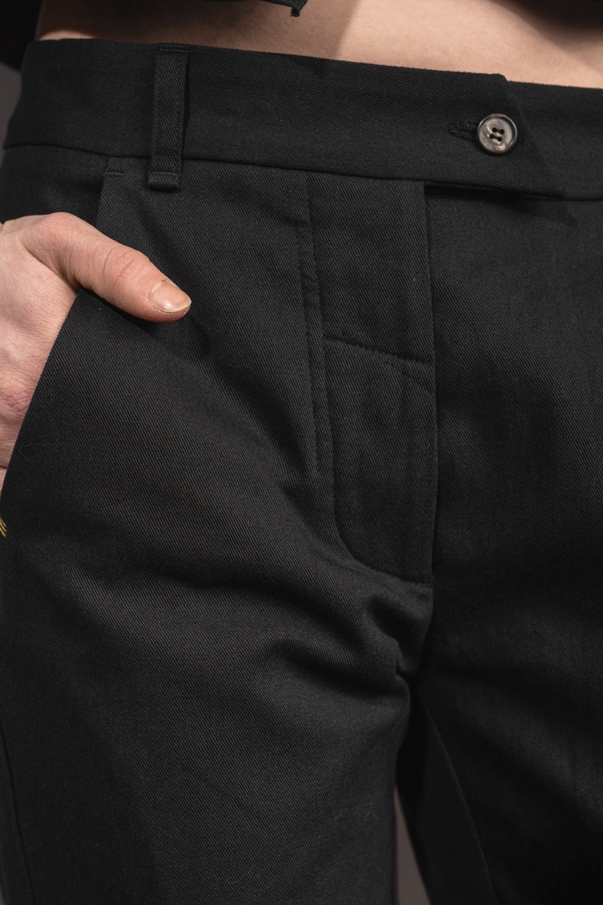 eigensinnig wien | Ki Lil I | Elegante, schwarze Designer Damenhose aus leichter Baumwolle