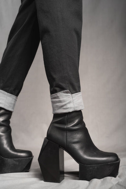 eigensinnig wien | Ki Lil I | Elegante, schwarze Designer Damenhose aus leichter Baumwolle