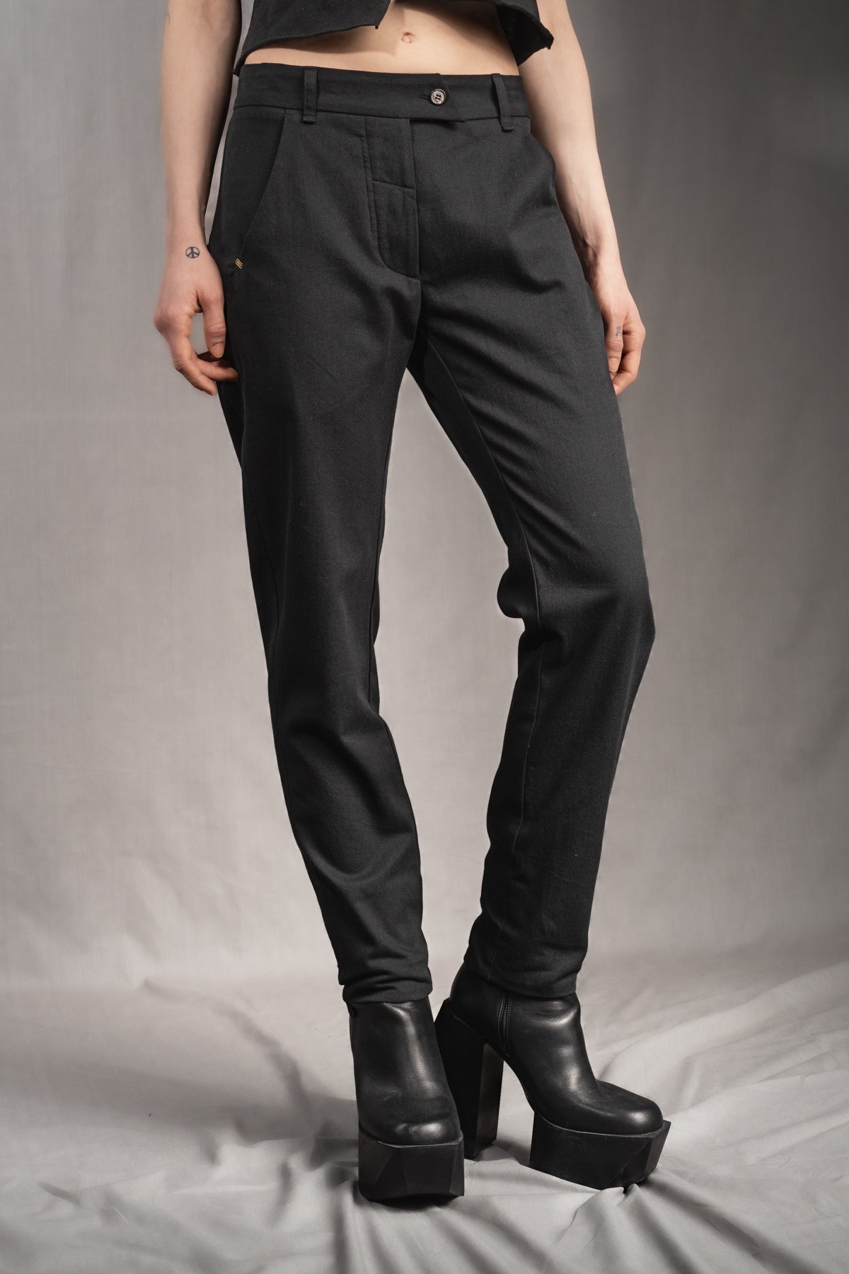 eigensinnig wien | Ki Lil I | Elegante, schwarze Designer Damenhose aus leichter Baumwolle