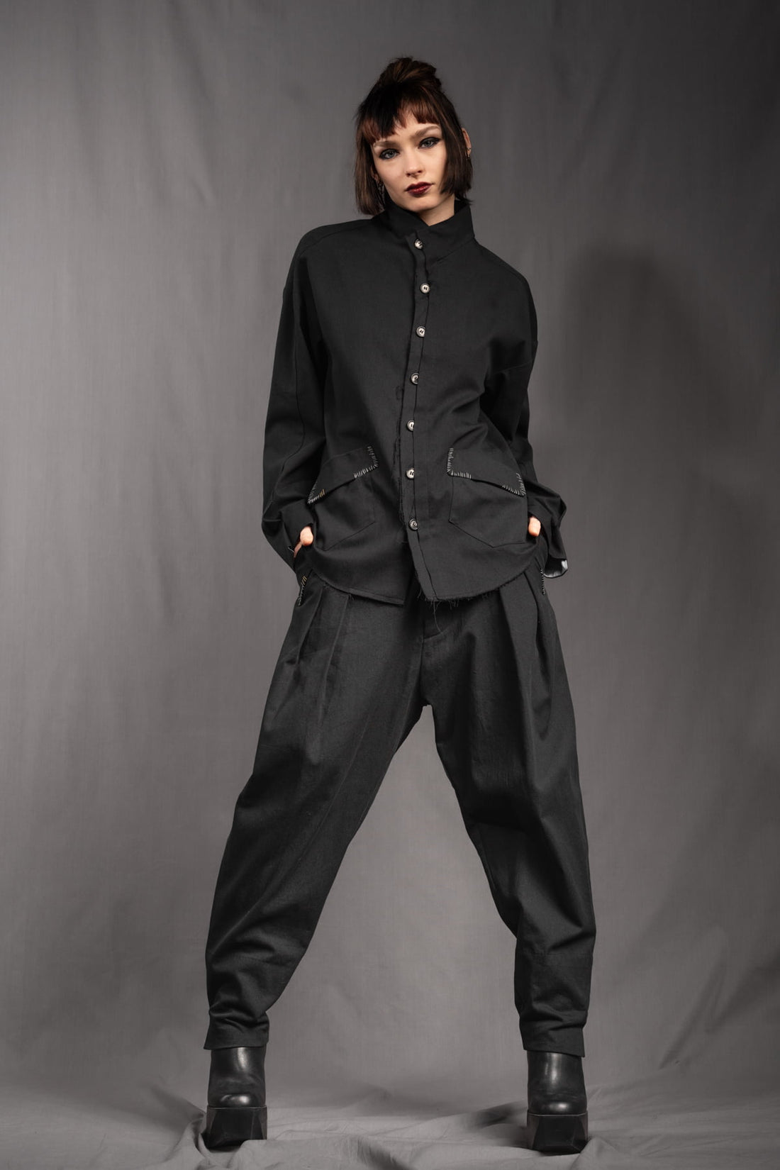 eigensinnig wien | KolEgo | Nonkonformistischer, schwarzer Oversize-Anzug aus leichter Baumwolle