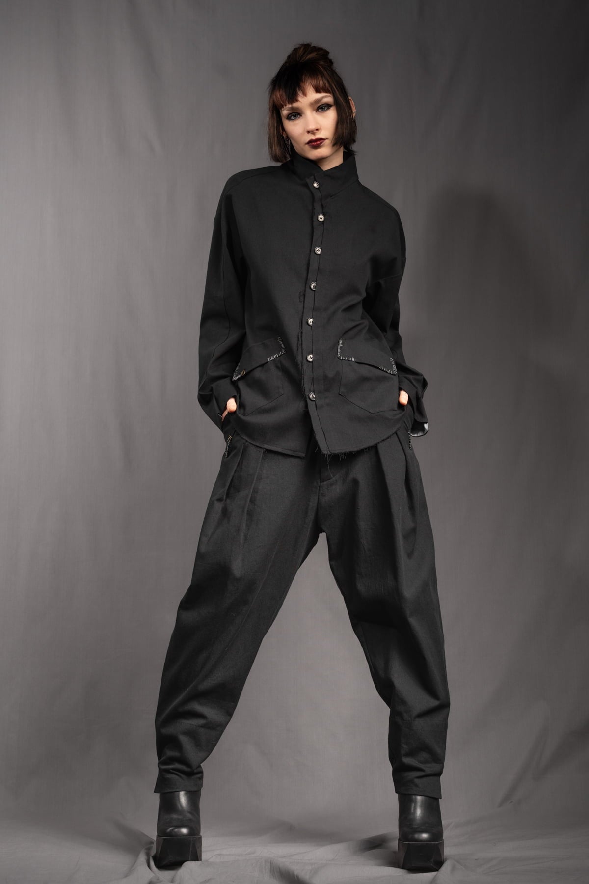 eigensinnig wien | KolEgo | Nonkonformistischer, schwarzer Oversize-Anzug aus leichter Baumwolle