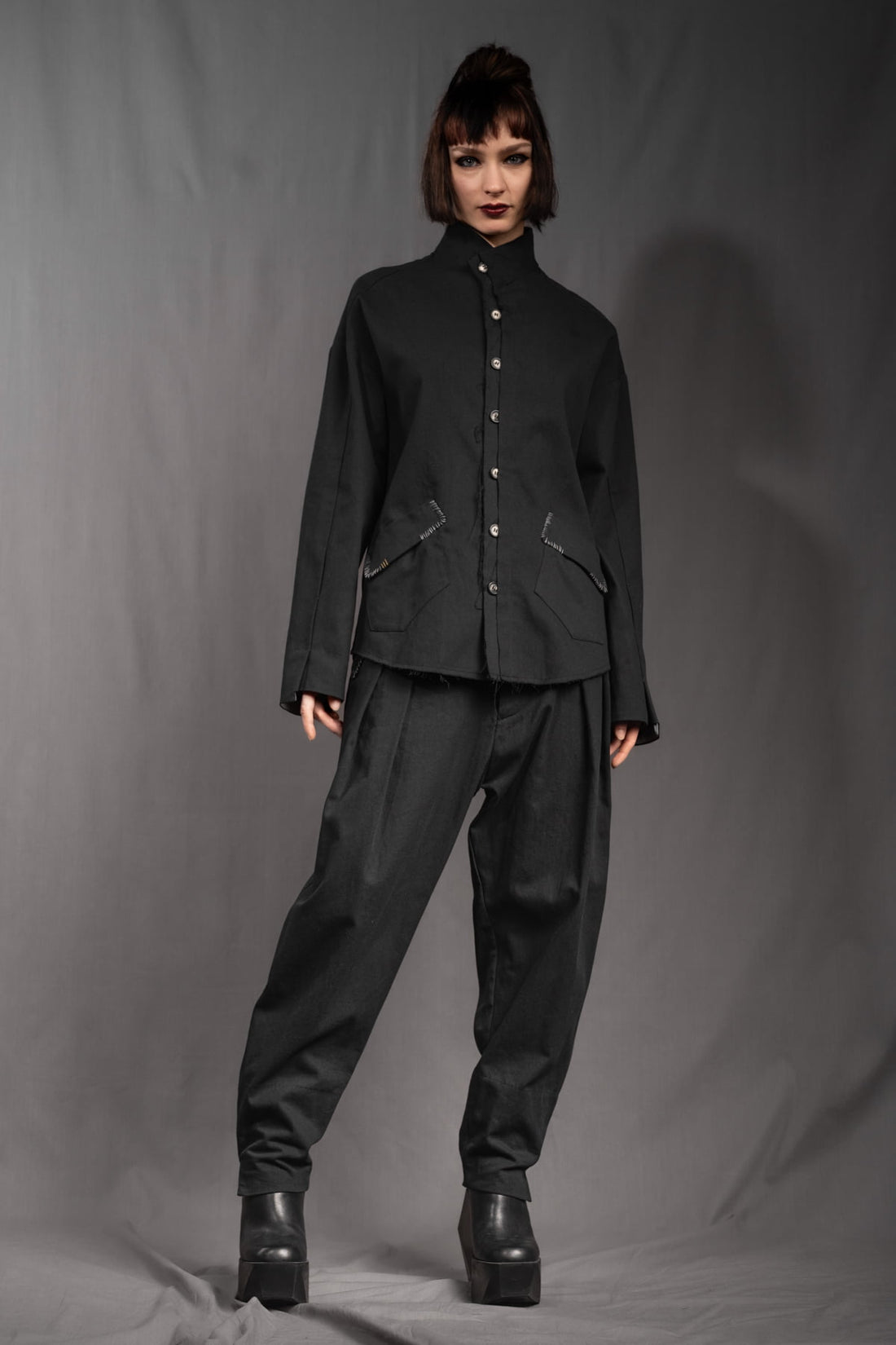 eigensinnig wien | KolEgo | Nonkonformistischer, schwarzer Oversize-Anzug aus leichter Baumwolle