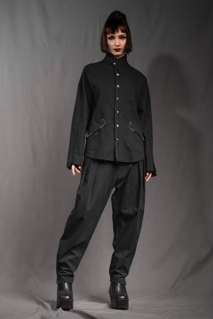 eigensinnig wien | KolEgo | Nonkonformistischer, schwarzer Oversize-Anzug aus leichter Baumwolle