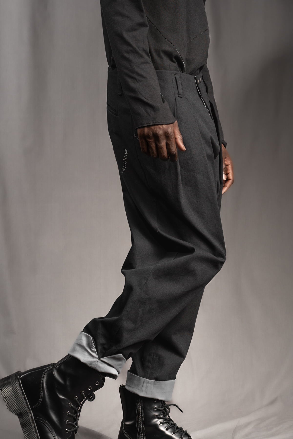 eigensinnig wien | KolEgo | Nonkonformistischer, schwarzer Oversize-Anzug aus leichter Baumwolle