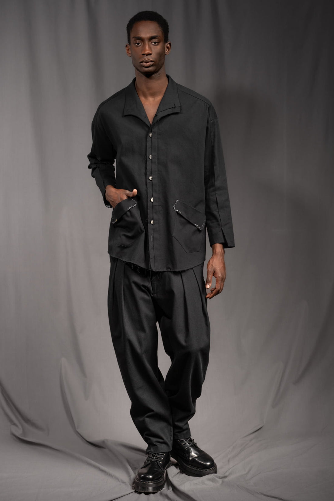 eigensinnig wien | KolEgo | Nonkonformistischer, schwarzer Oversize-Anzug aus leichter Baumwolle