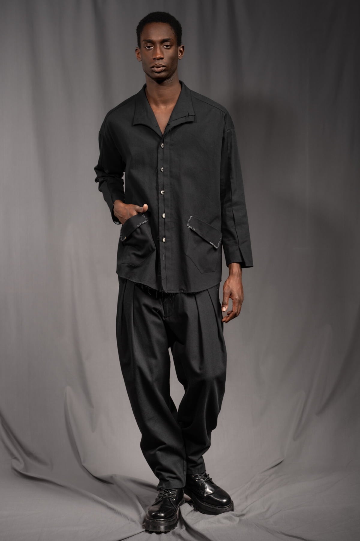 eigensinnig wien | KolEgo | Nonkonformistischer, schwarzer Oversize-Anzug aus leichter Baumwolle