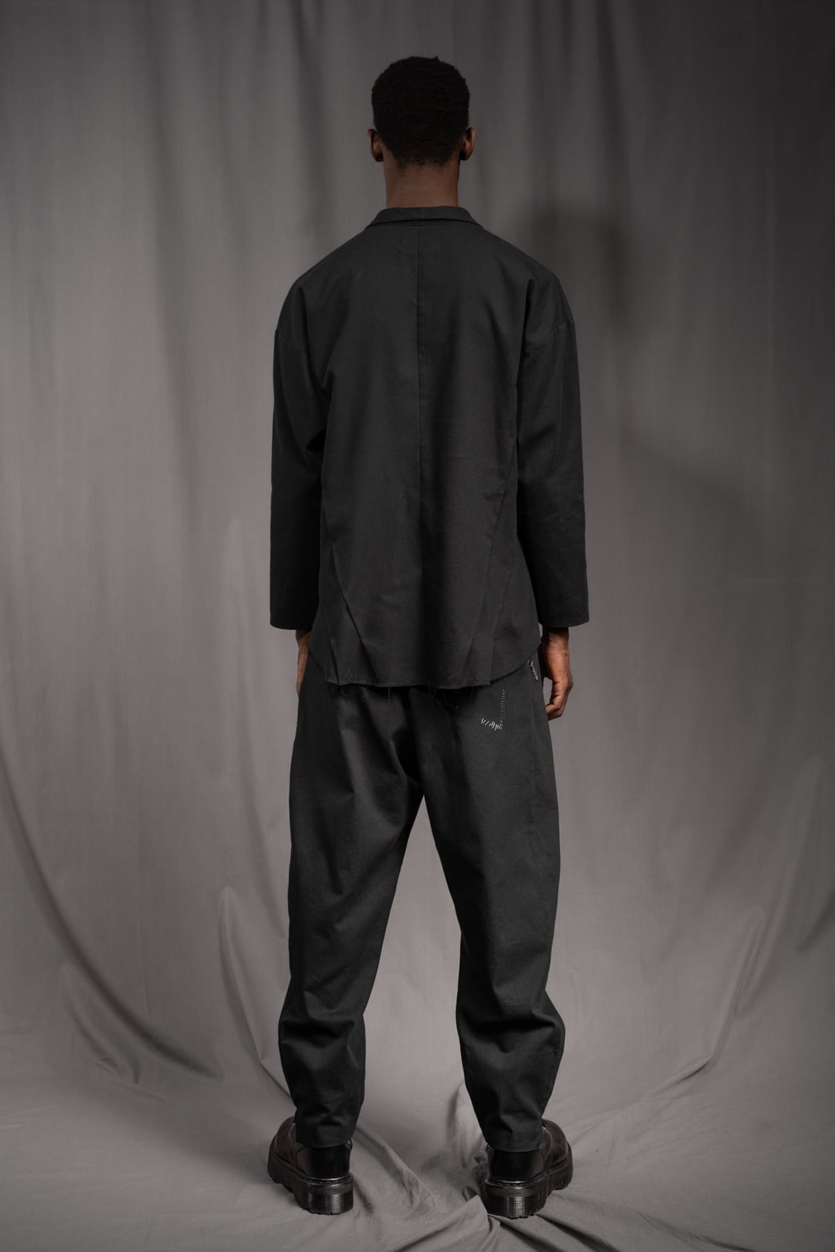 eigensinnig wien | KolEgo | Nonkonformistischer, schwarzer Oversize-Anzug aus leichter Baumwolle