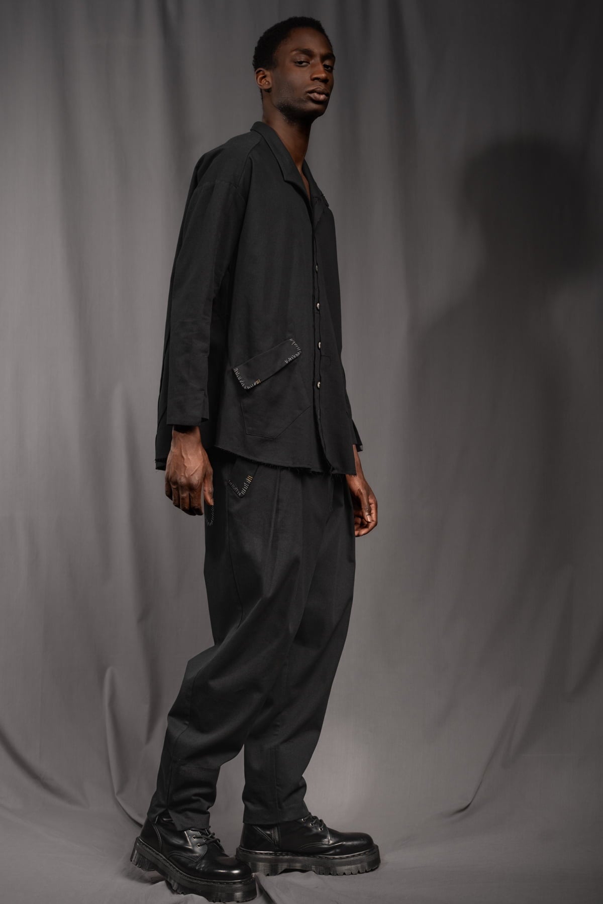 eigensinnig wien | KolEgo | Nonkonformistischer, schwarzer Oversize-Anzug aus leichter Baumwolle