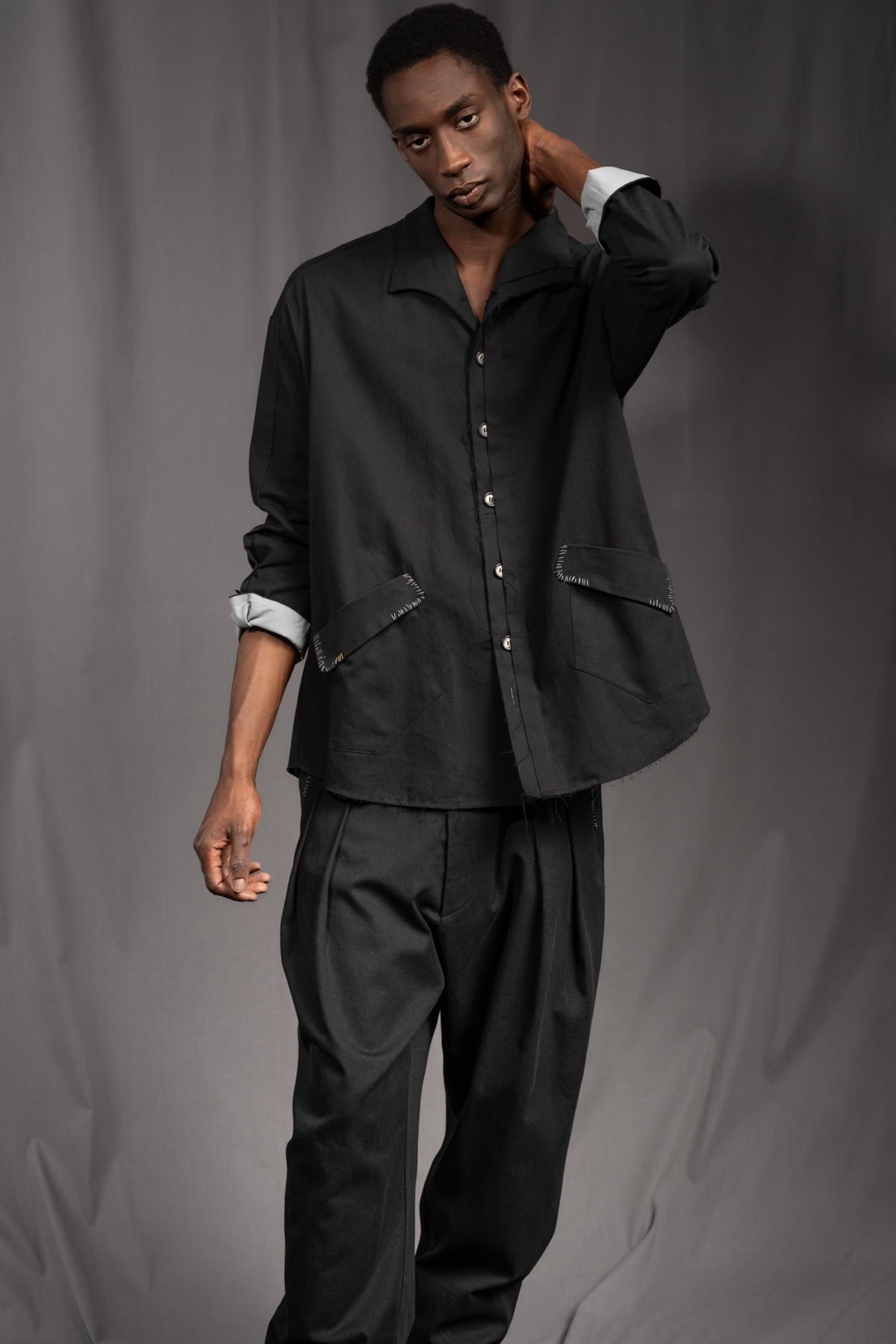 eigensinnig wien | KolEgo | Nonkonformistischer, schwarzer Oversize-Anzug aus leichter Baumwolle