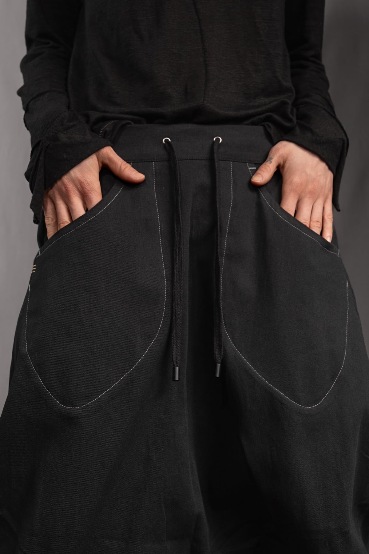 eigensinnig wien | KolKru | Schwarzes Unisex Avantgarde-Ensemble aus Hemdjacke und Drop-Crotch-Hose