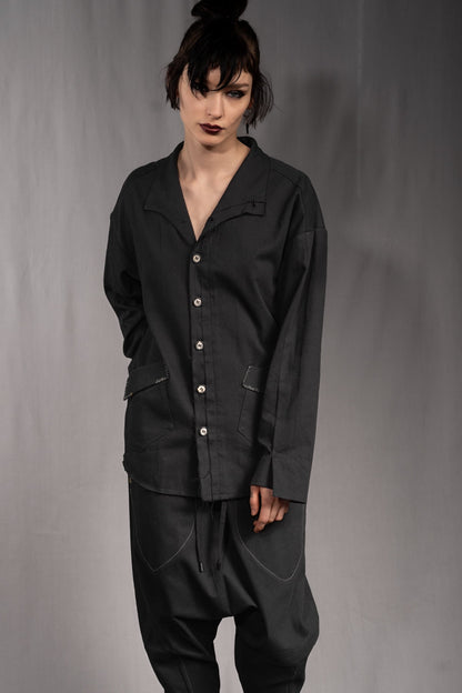 eigensinnig wien | KolKru | Schwarzes Unisex Avantgarde-Ensemble aus Hemdjacke und Drop-Crotch-Hose