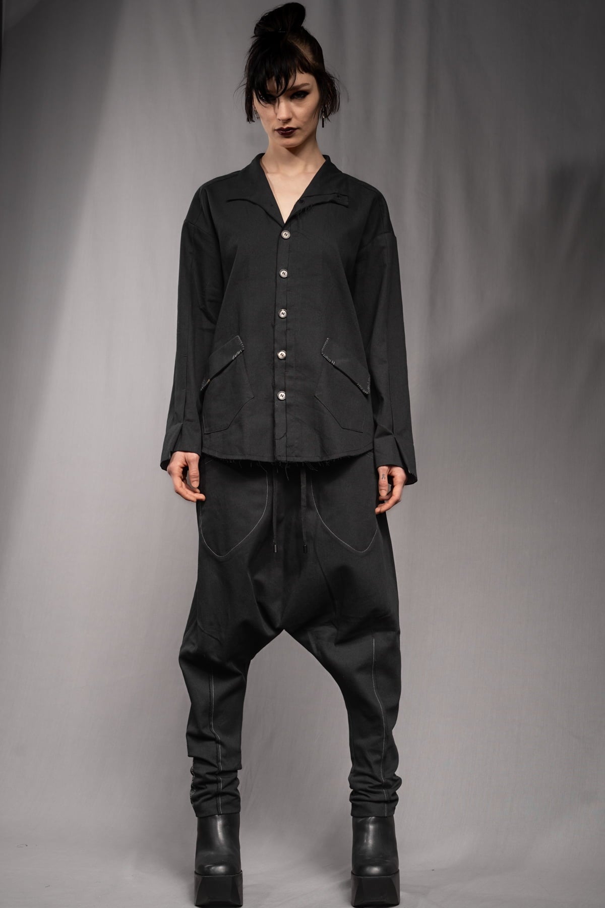 eigensinnig wien | KolKru | Schwarzes Unisex Avantgarde-Ensemble aus Hemdjacke und Drop-Crotch-Hose