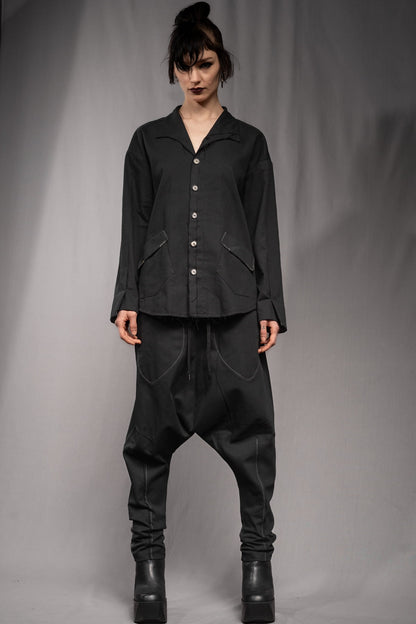 eigensinnig wien | KolKru | Schwarzes Unisex Avantgarde-Ensemble aus Hemdjacke und Drop-Crotch-Hose