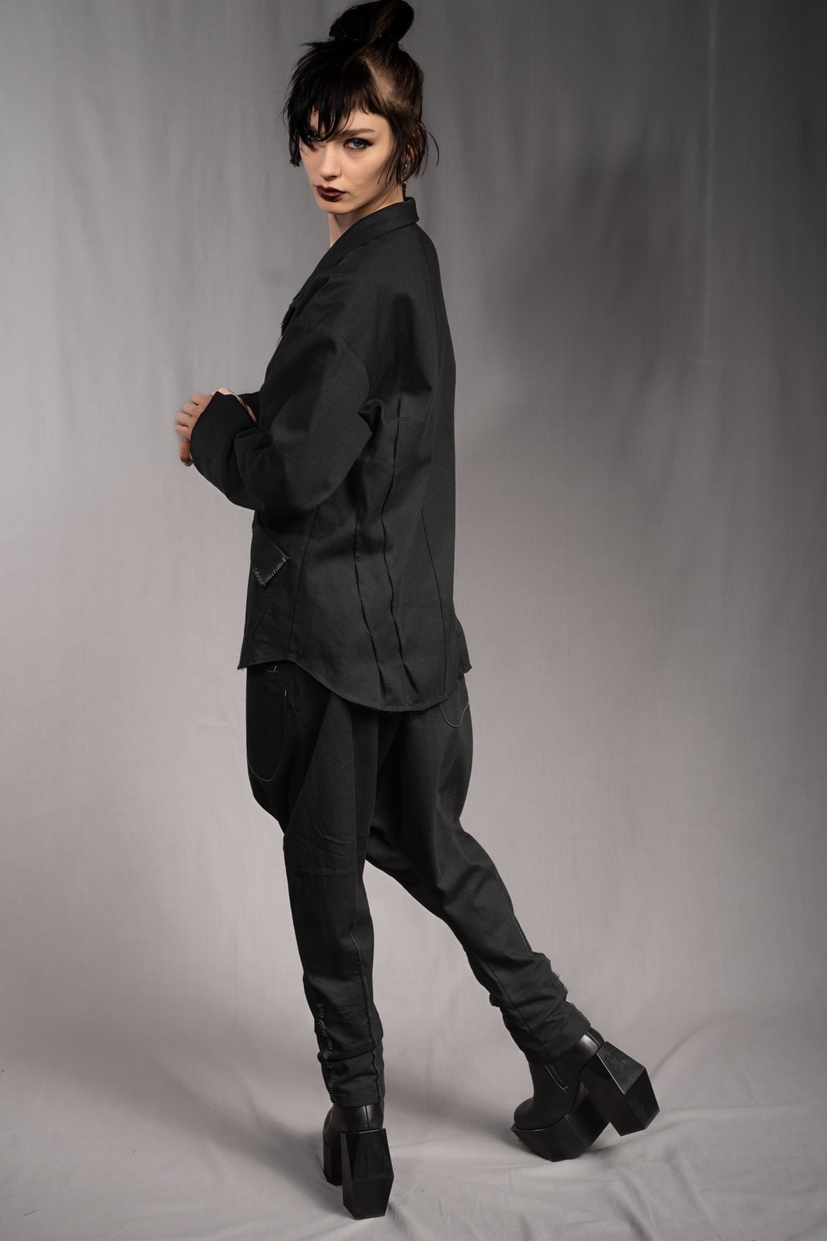 eigensinnig wien | KolKru | Schwarzes Unisex Avantgarde-Ensemble aus Hemdjacke und Drop-Crotch-Hose