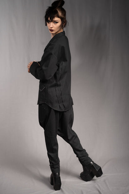 eigensinnig wien | KolKru | Schwarzes Unisex Avantgarde-Ensemble aus Hemdjacke und Drop-Crotch-Hose