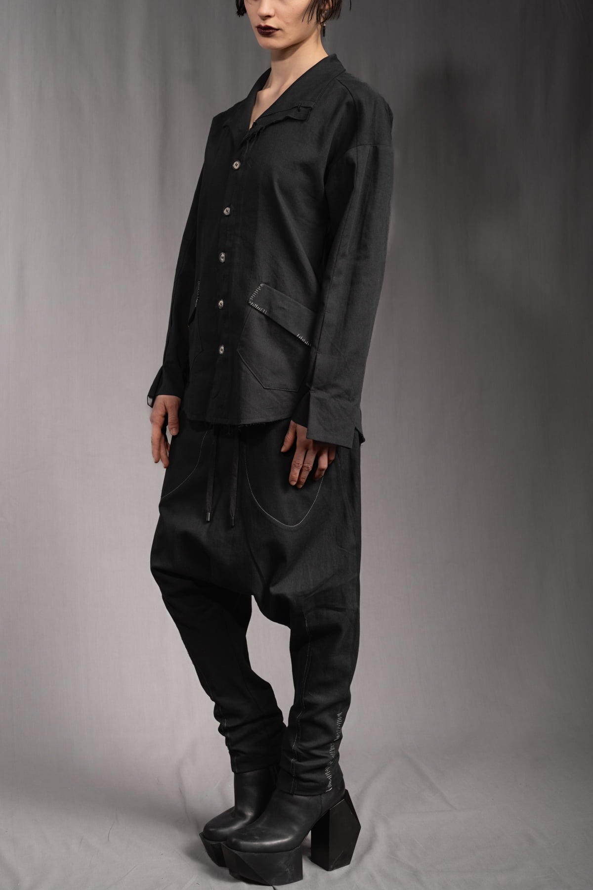 eigensinnig wien | KolKru | Schwarzes Unisex Avantgarde-Ensemble aus Hemdjacke und Drop-Crotch-Hose