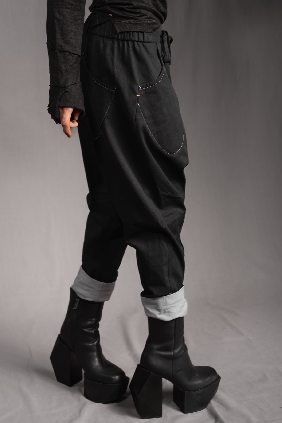 eigensinnig wien | KolKru | Schwarzes Unisex Avantgarde-Ensemble aus Hemdjacke und Drop-Crotch-Hose