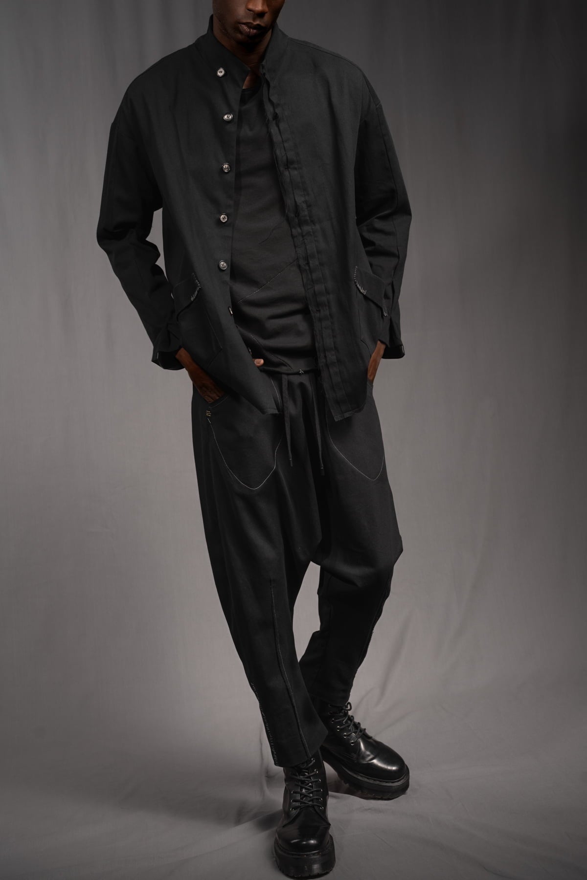 eigensinnig wien | KolKru | Schwarzes Unisex Avantgarde-Ensemble aus Hemdjacke und Drop-Crotch-Hose