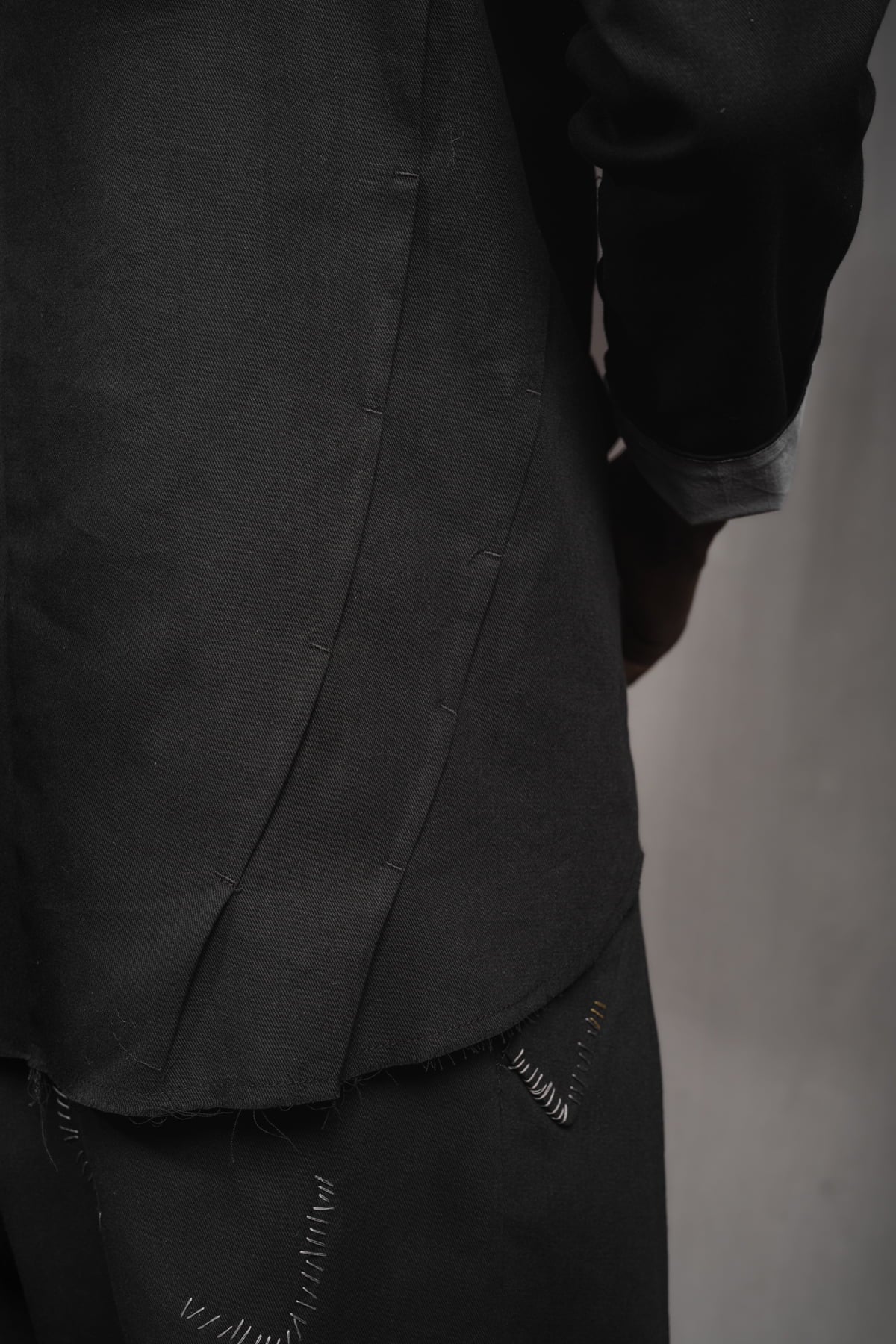 eigensinnig wien | KolKru | Schwarzes Unisex Avantgarde-Ensemble aus Hemdjacke und Drop-Crotch-Hose