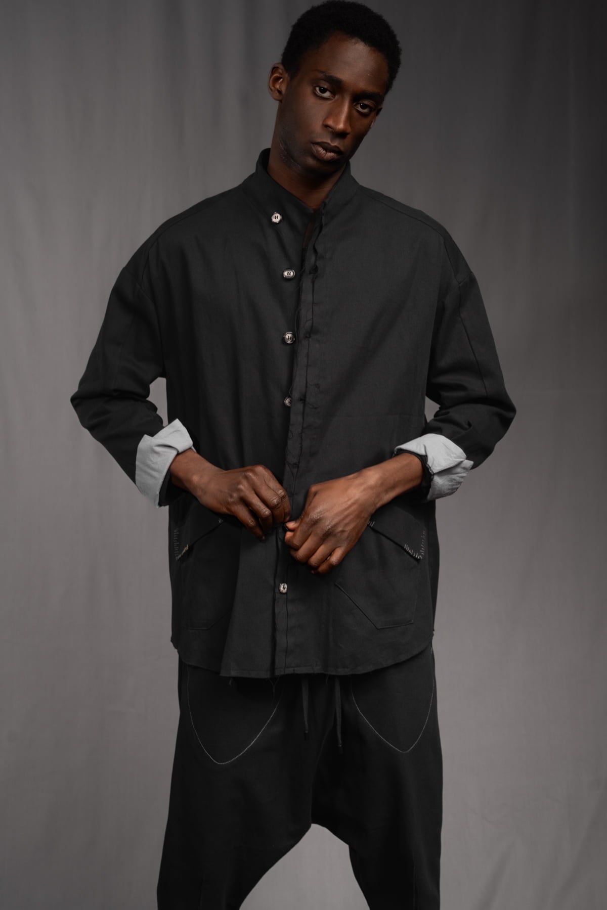 eigensinnig wien | KolKru | Schwarzes Unisex Avantgarde-Ensemble aus Hemdjacke und Drop-Crotch-Hose