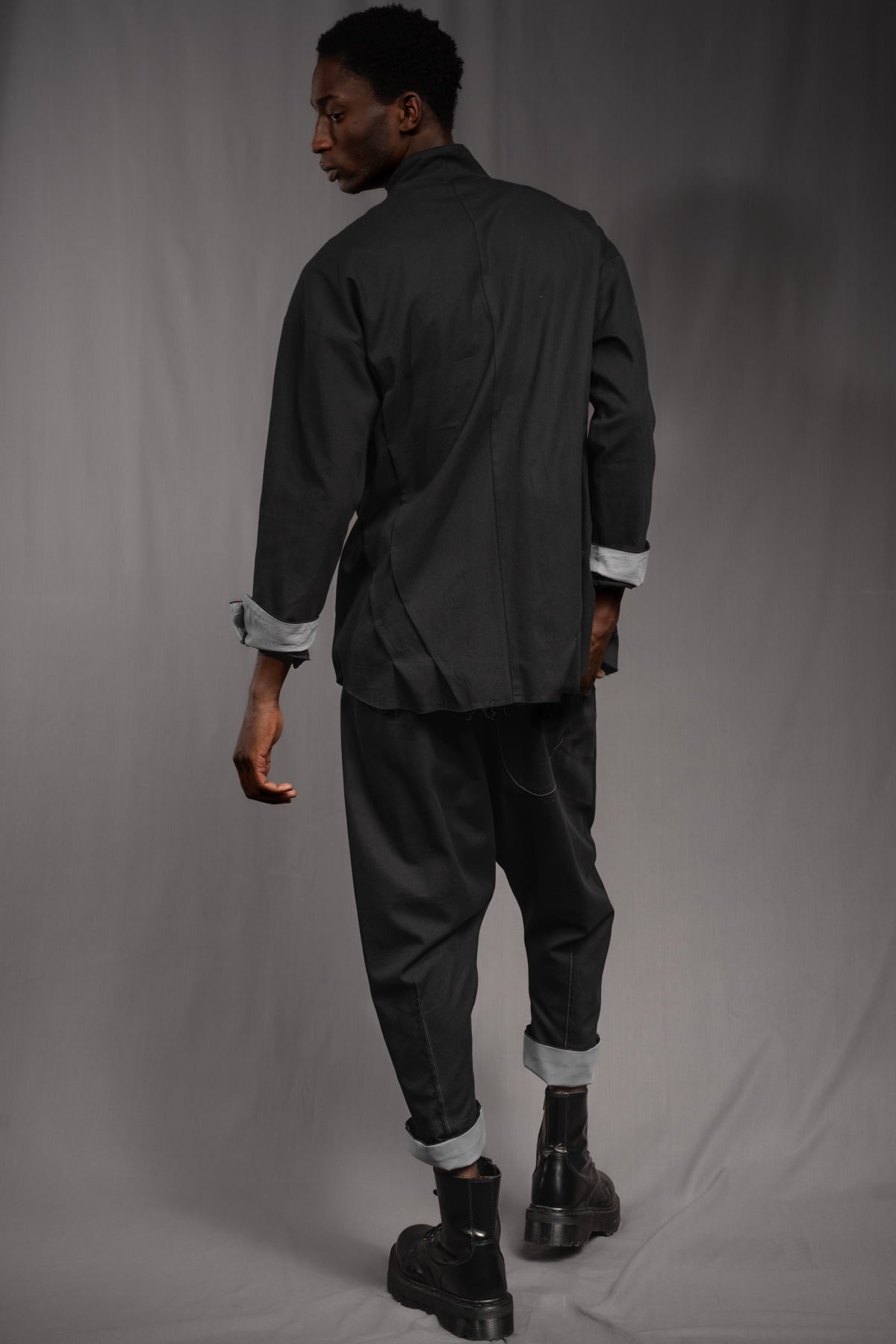 eigensinnig wien | KolKru | Schwarzes Unisex Avantgarde-Ensemble aus Hemdjacke und Drop-Crotch-Hose