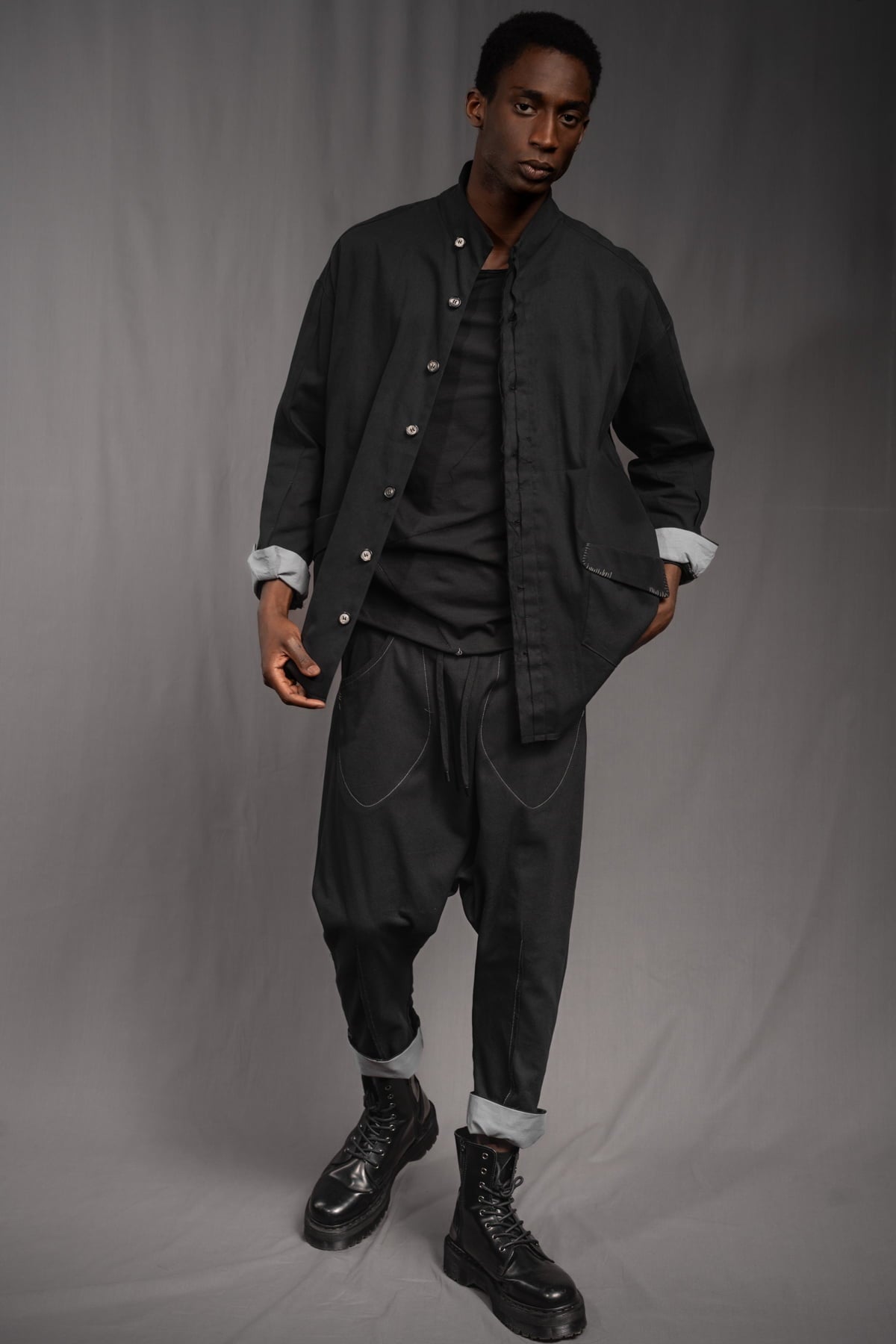 eigensinnig wien | KolKru | Schwarzes Unisex Avantgarde-Ensemble aus Hemdjacke und Drop-Crotch-Hose