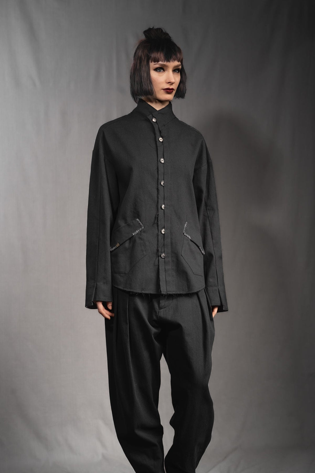 eigensinnig wien | Koloman | Schwarze, leichte Designer Hemdjacke aus Baumwolle