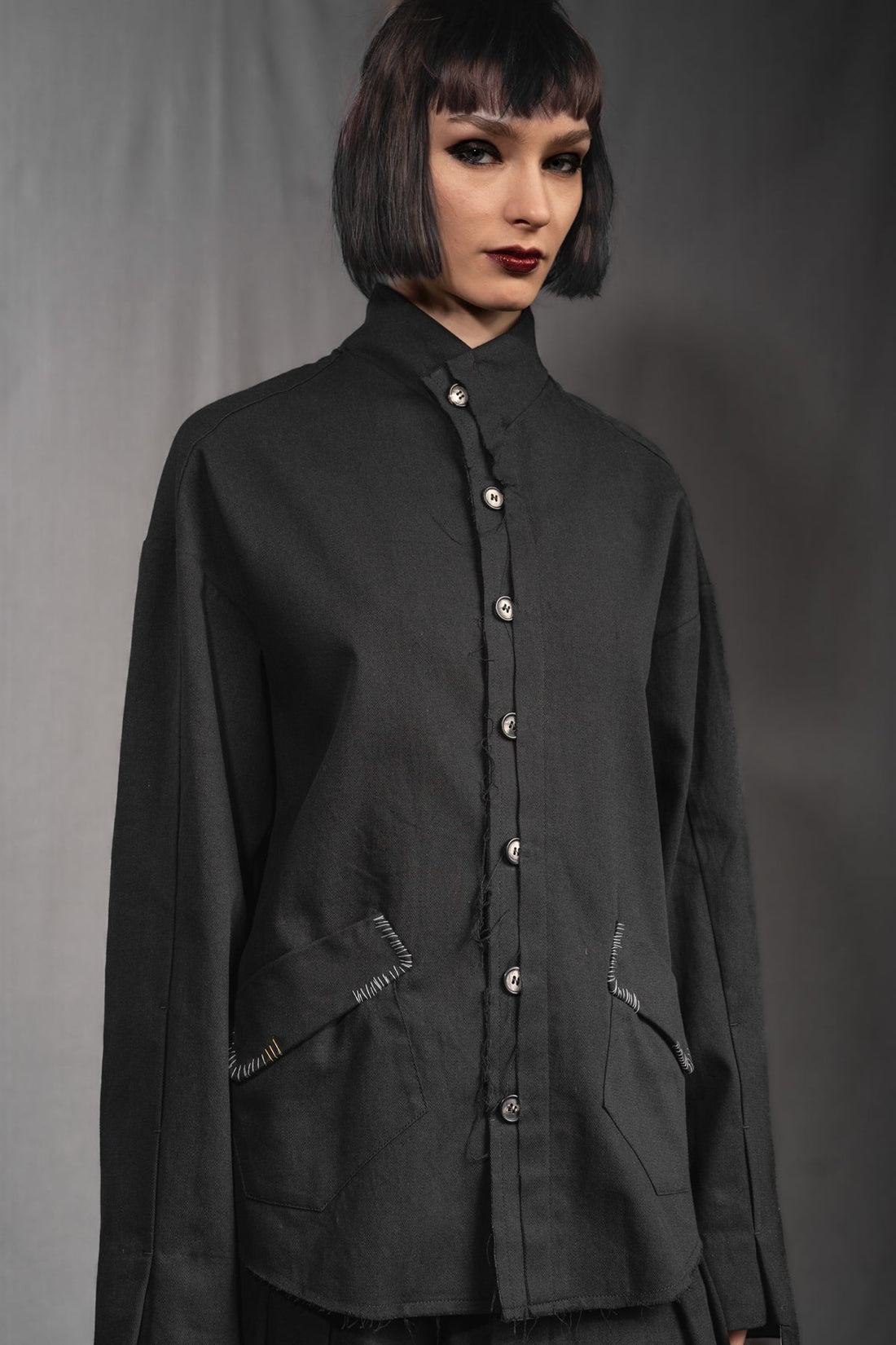 eigensinnig wien | Koloman | Schwarze, leichte Designer Hemdjacke aus Baumwolle