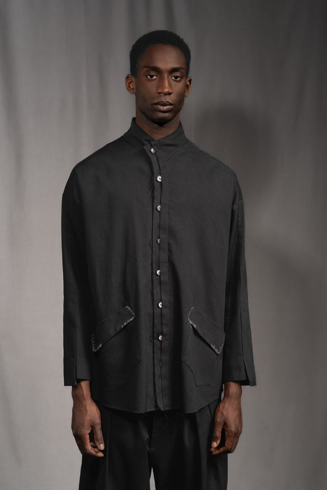 eigensinnig wien | Koloman | Schwarze, leichte Designer Hemdjacke aus Baumwolle