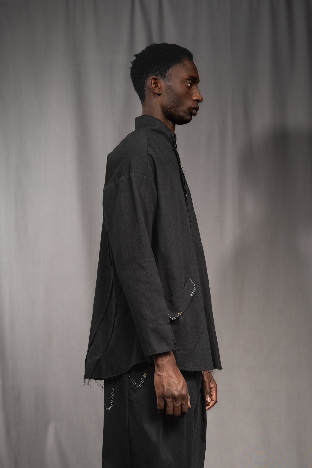 eigensinnig wien | Koloman | Schwarze, leichte Designer Hemdjacke aus Baumwolle