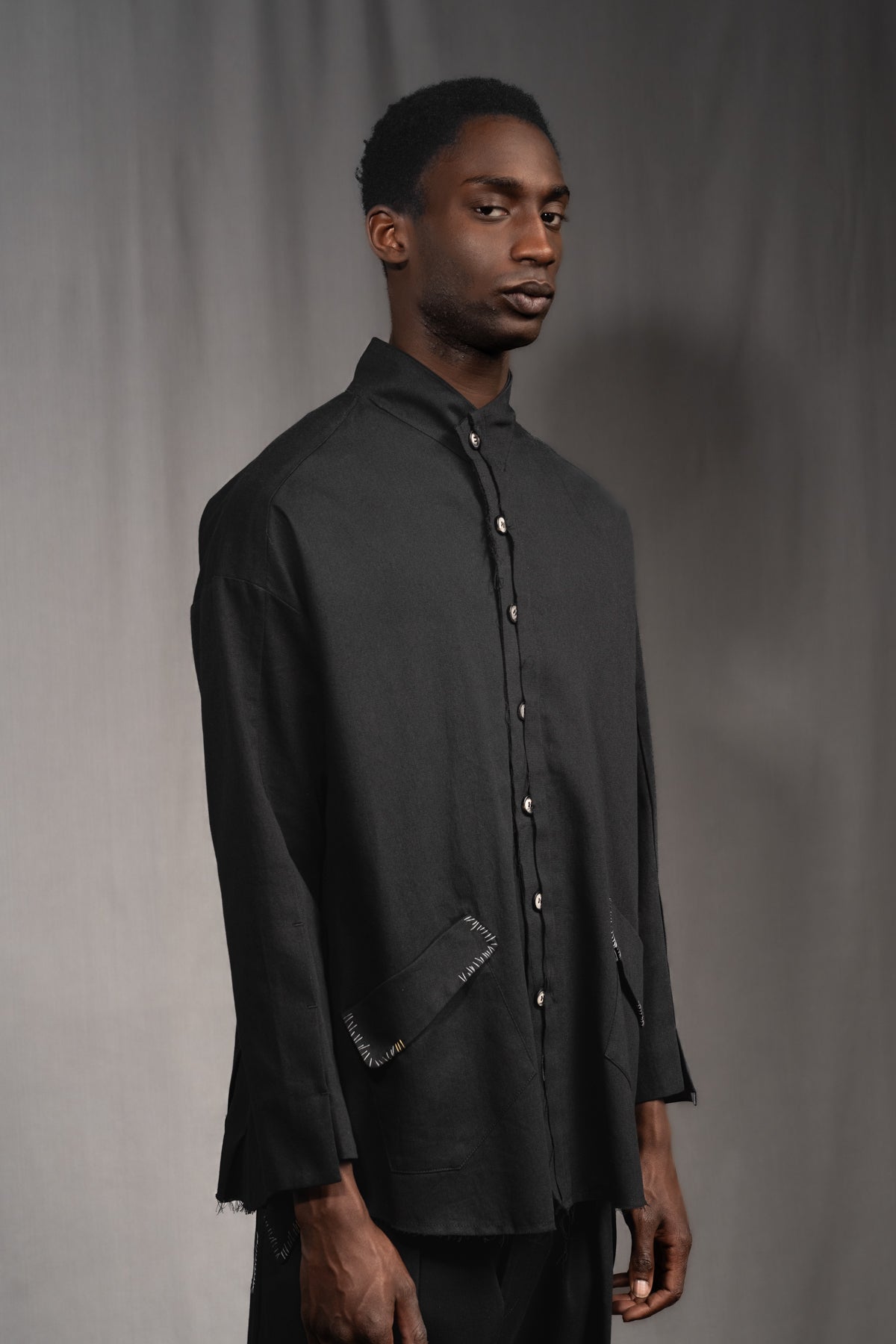 eigensinnig wien | Koloman | Schwarze, leichte Designer Hemdjacke aus Baumwolle