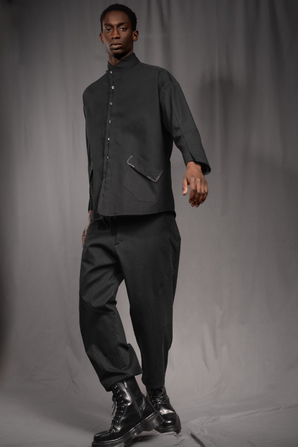 eigensinnig wien | KolQua | Schwarzer Baggy Pants Anzug aus leichter Baumwolle