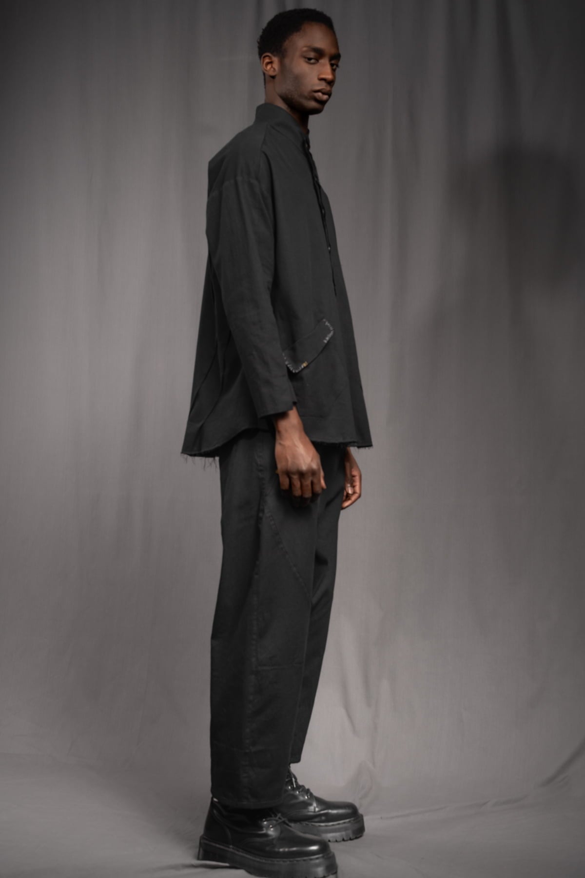 eigensinnig wien | KolQua | Schwarzer Baggy Pants Anzug aus leichter Baumwolle