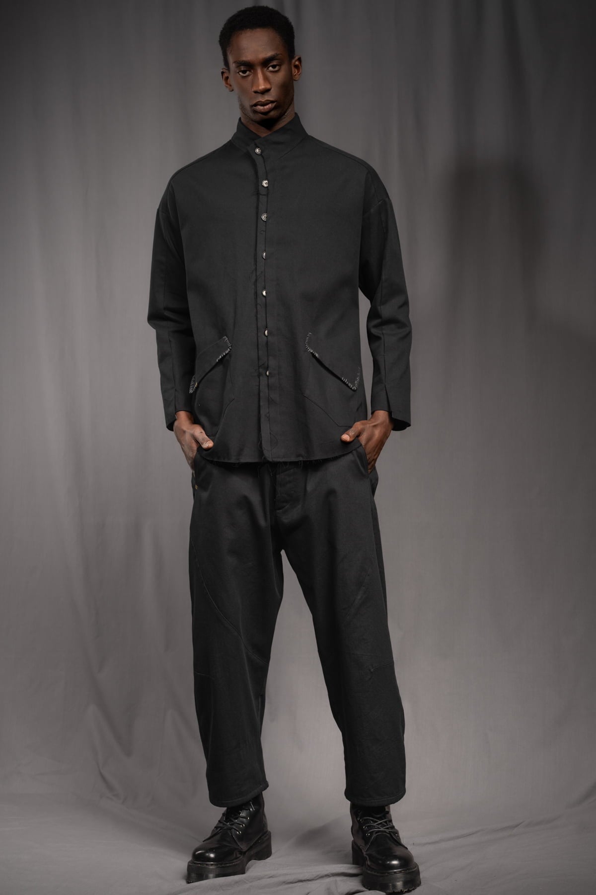 eigensinnig wien | KolQua | Schwarzer Baggy Pants Anzug aus leichter Baumwolle