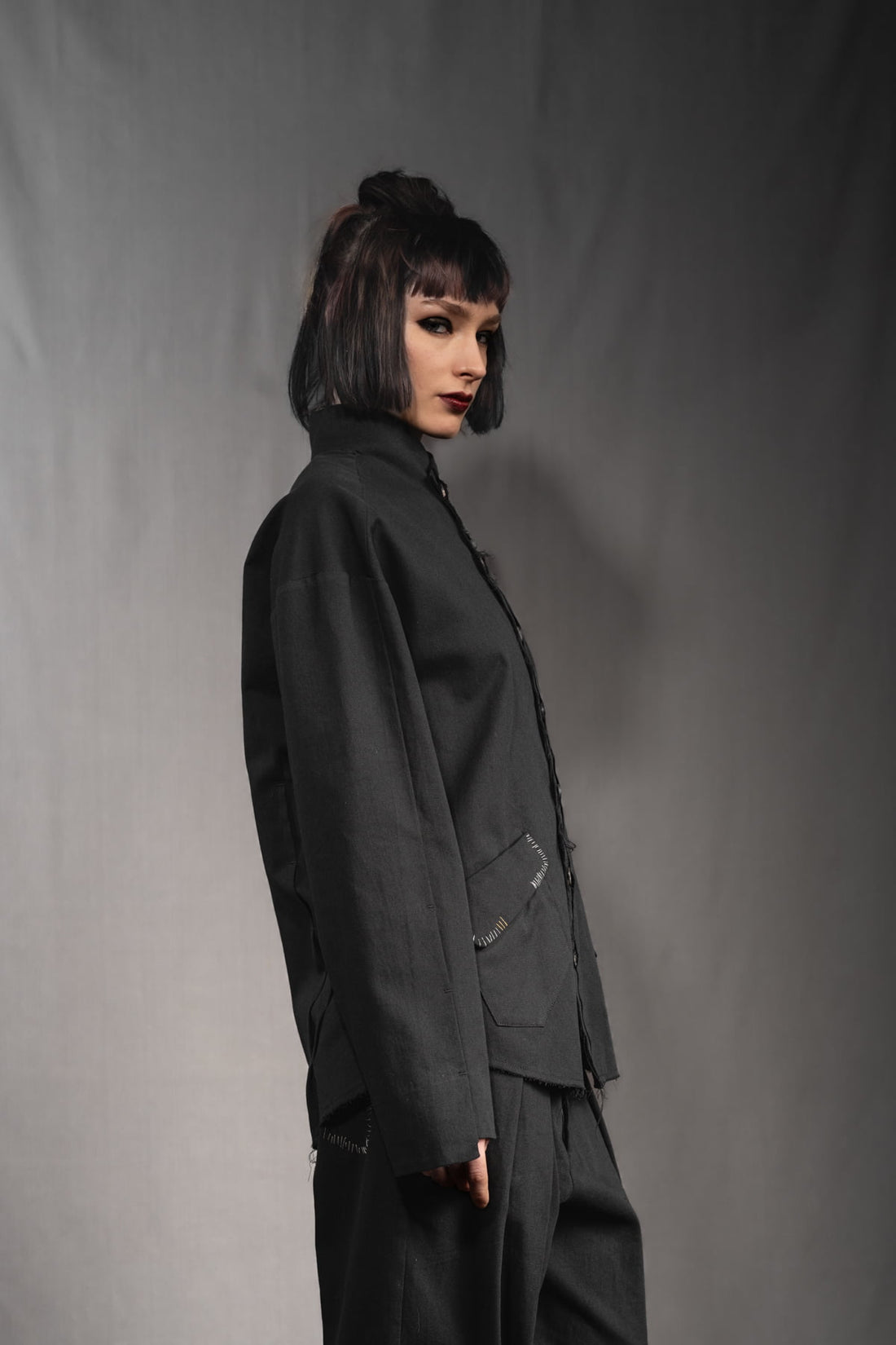 eigensinnig wien | KolQua | Schwarzer Baggy Pants Anzug aus leichter Baumwolle