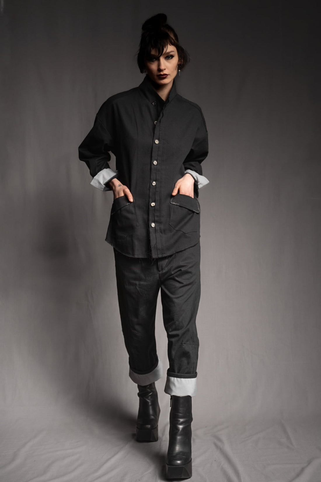 eigensinnig wien | KolQua | Schwarzer Baggy Pants Anzug aus leichter Baumwolle