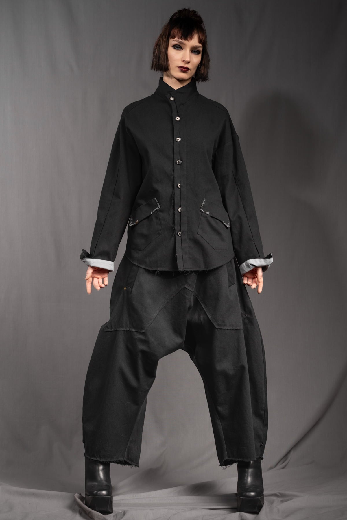 eigensinnig wien | KolTua | Oversize Designeranzug aus leichter Baumwolle in Schwarz