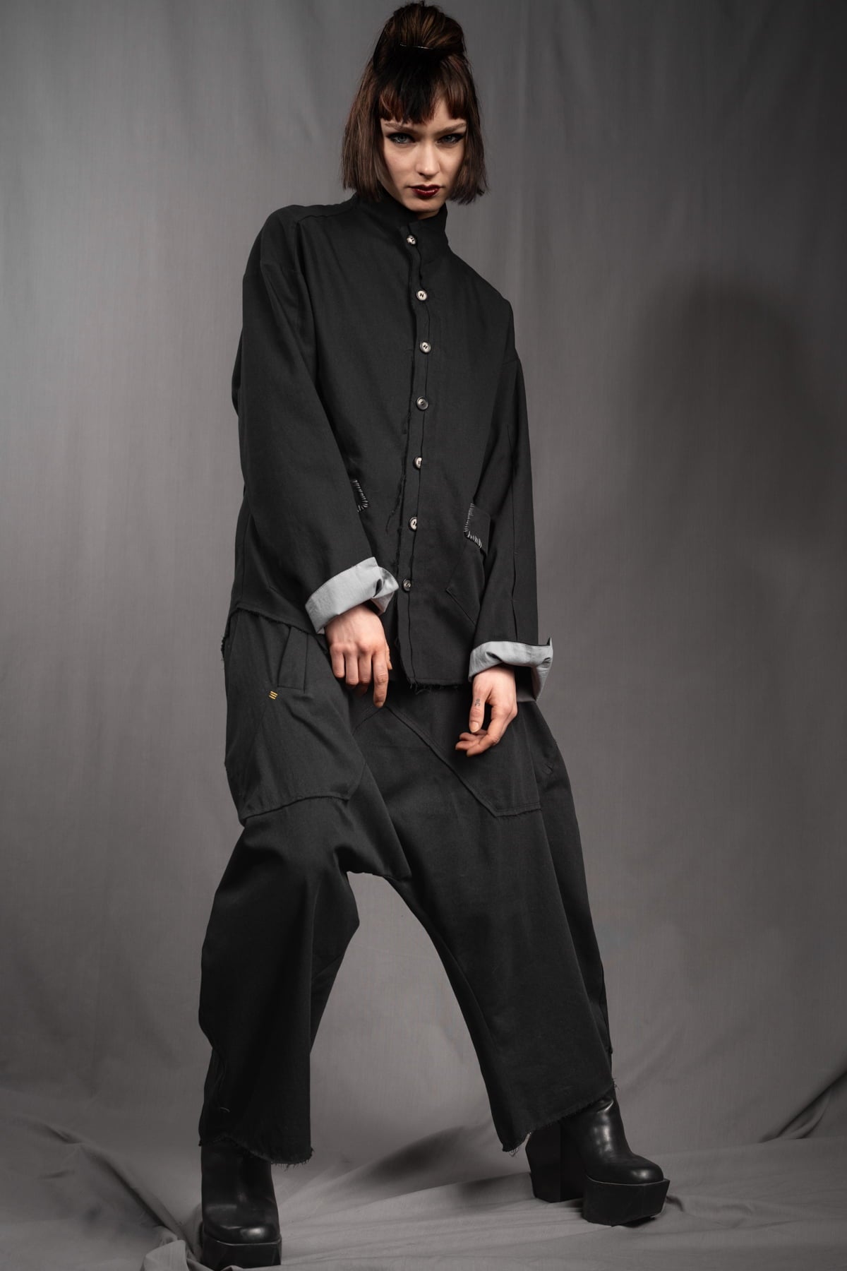 eigensinnig wien | KolTua | Oversize Designeranzug aus leichter Baumwolle in Schwarz