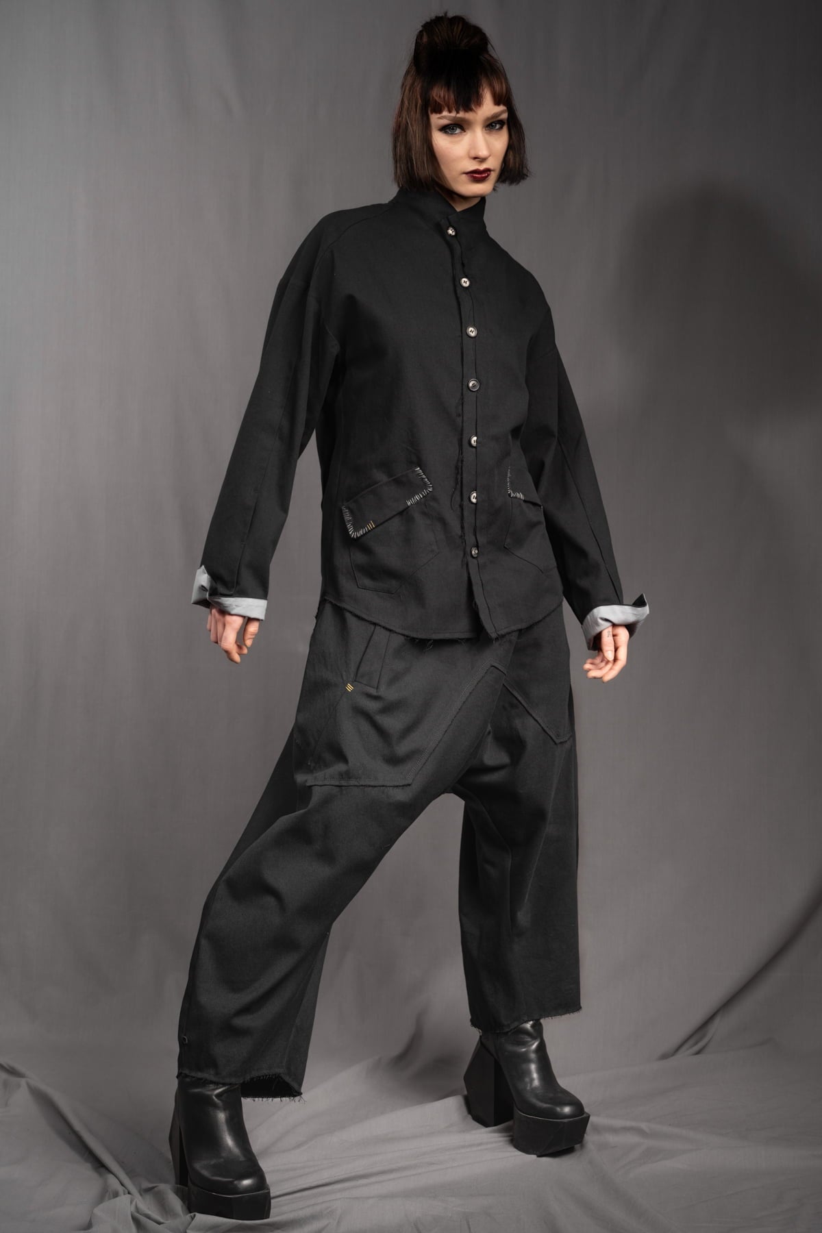 eigensinnig wien | KolTua | Oversize Designeranzug aus leichter Baumwolle in Schwarz