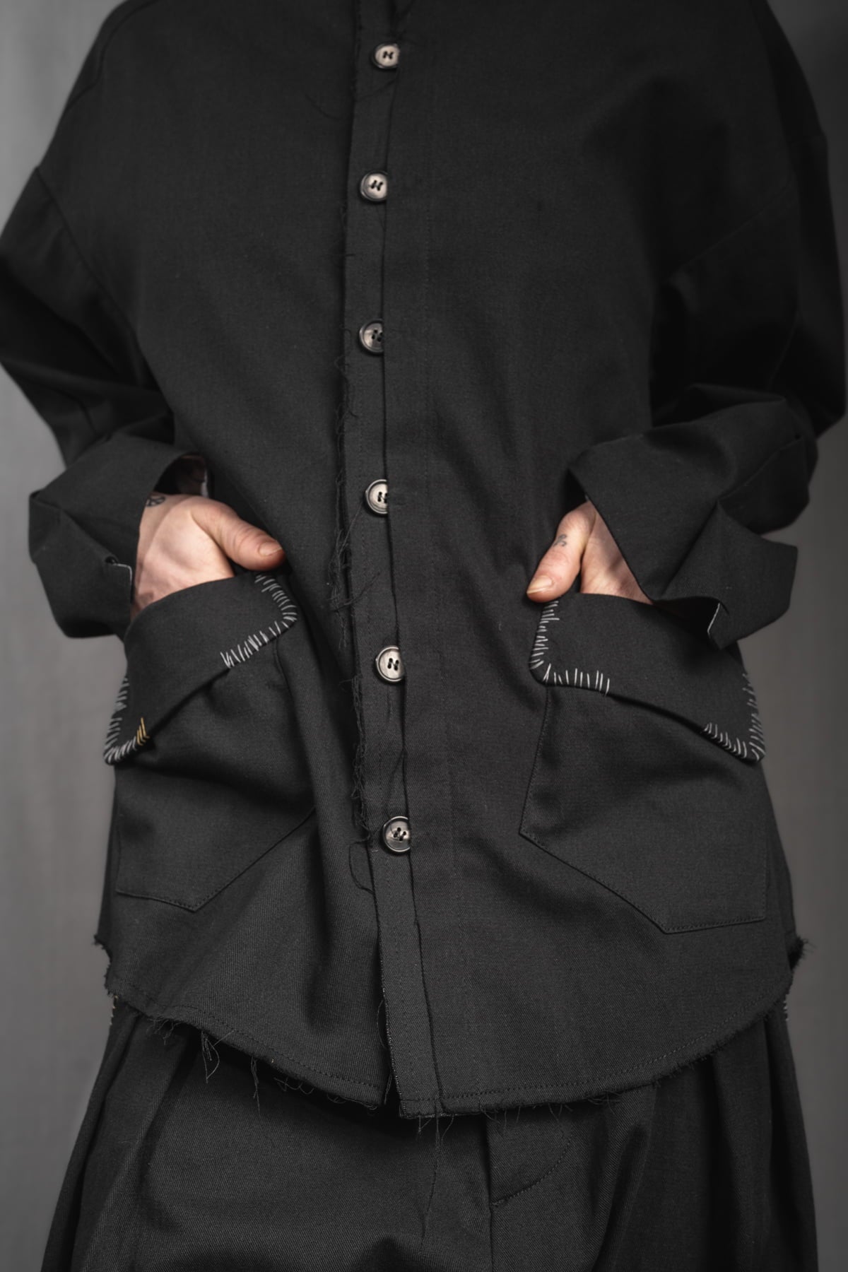 eigensinnig wien | KolTua | Oversize Designeranzug aus leichter Baumwolle in Schwarz