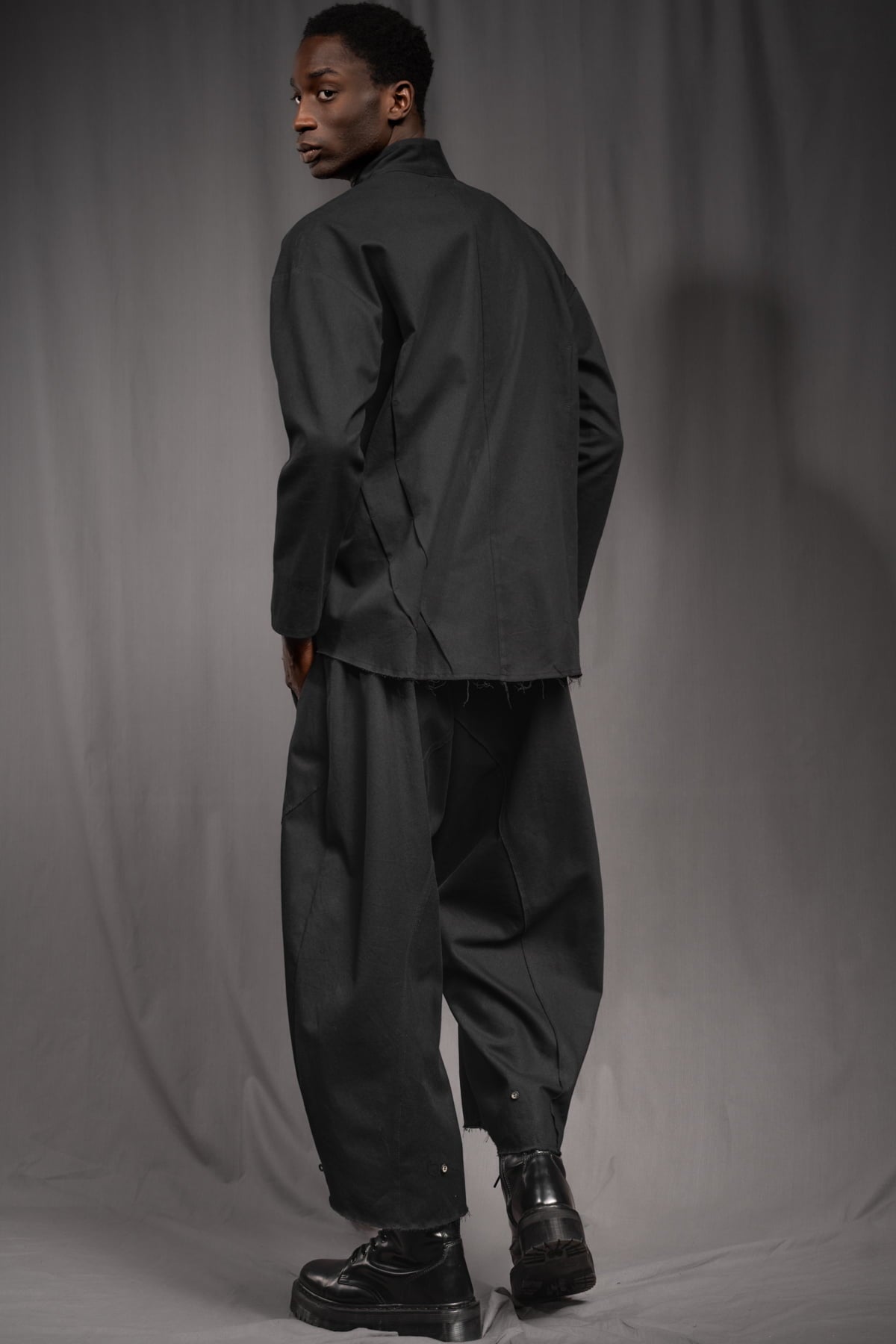 eigensinnig wien | KolTua | Oversize Designeranzug aus leichter Baumwolle in Schwarz