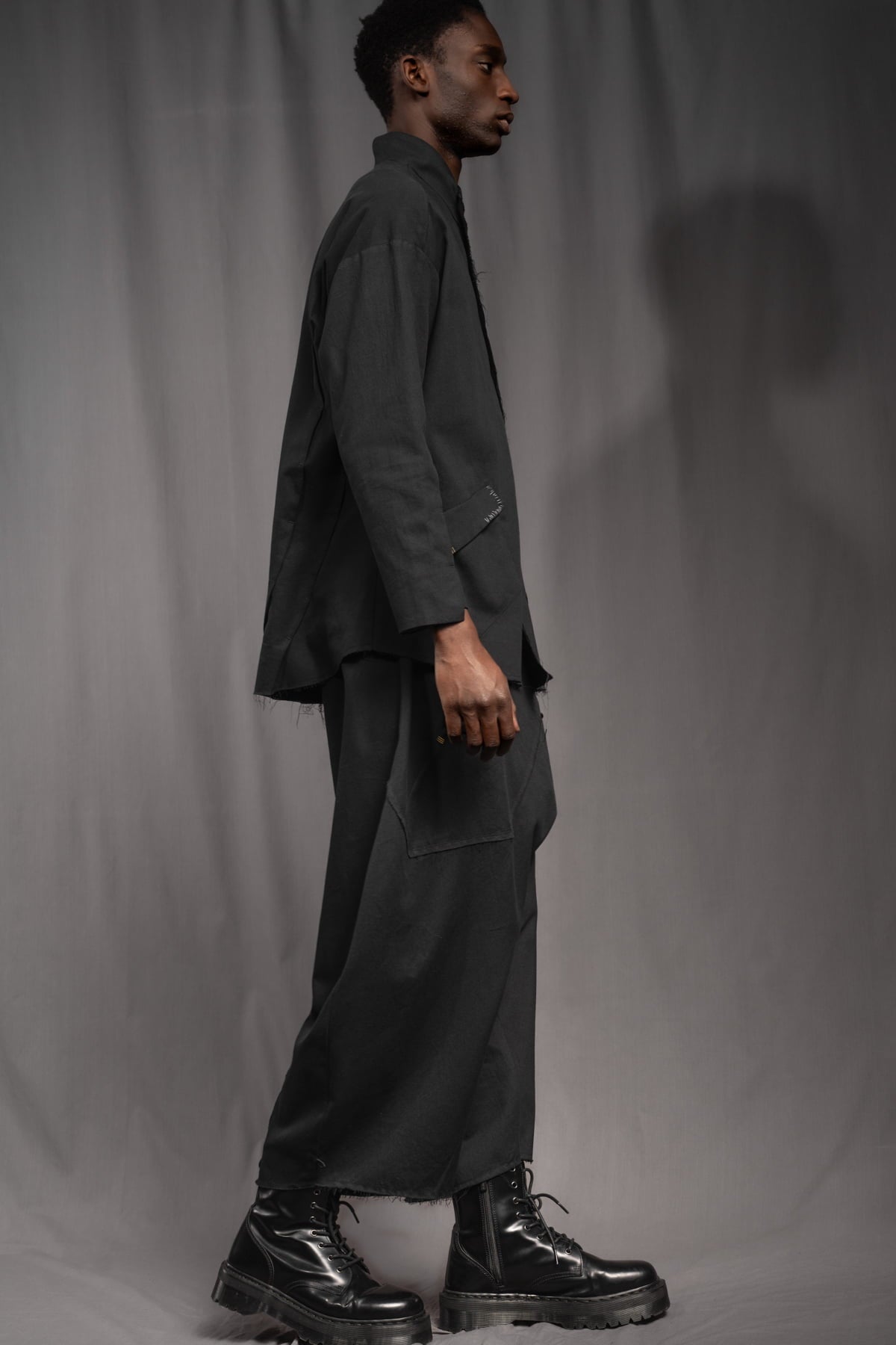 eigensinnig wien | KolTua | Oversize Designeranzug aus leichter Baumwolle in Schwarz