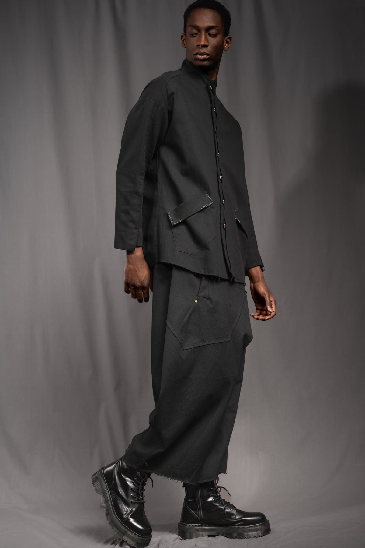 eigensinnig wien | KolTua | Oversize Designeranzug aus leichter Baumwolle in Schwarz