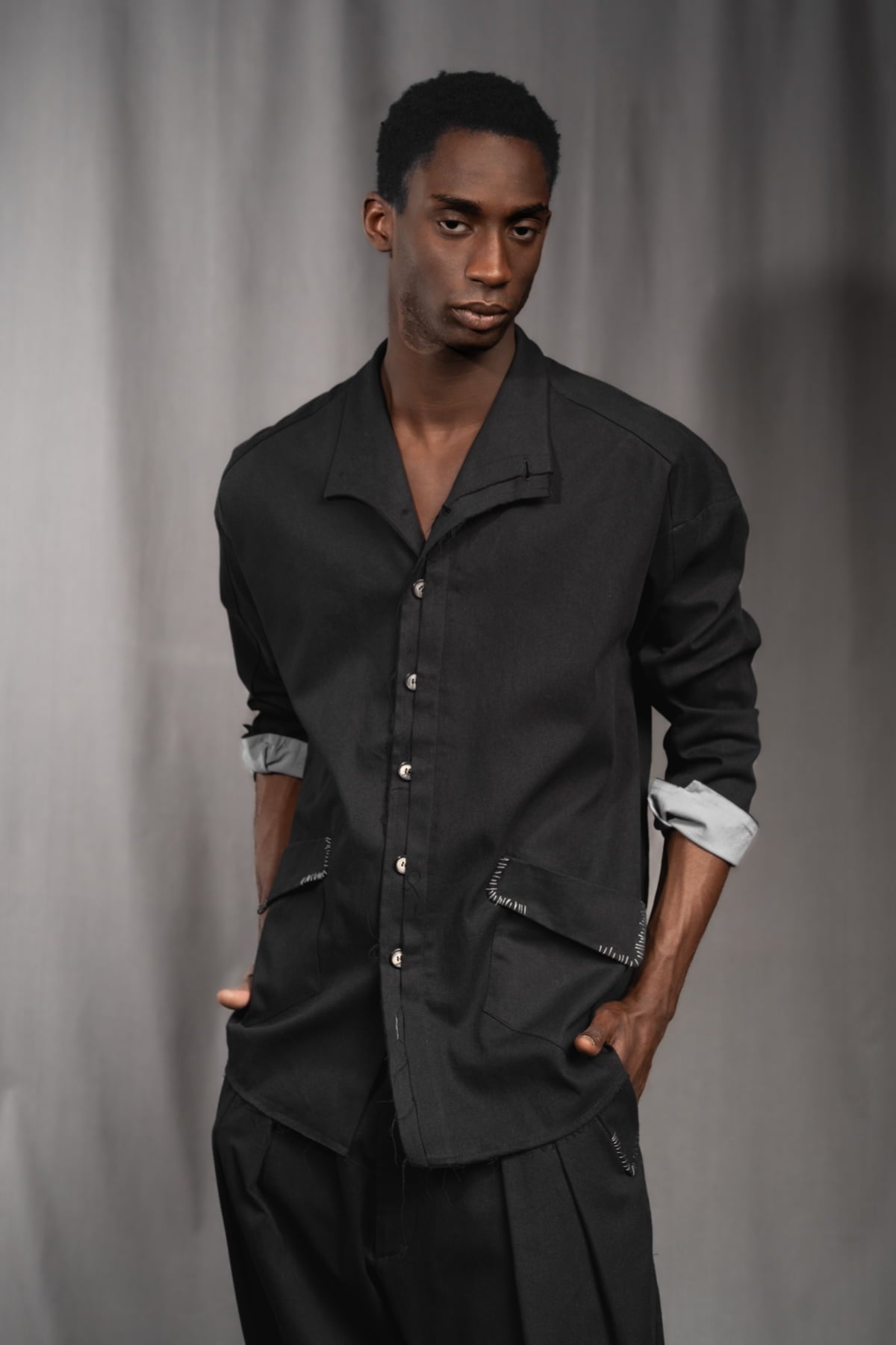 eigensinnig wien | KolTua | Oversize Designeranzug aus leichter Baumwolle in Schwarz