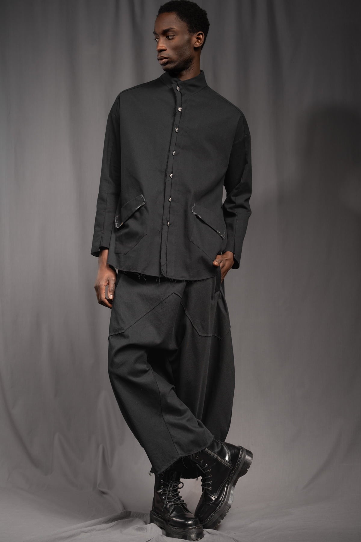 eigensinnig wien | KolTua | Oversize Designeranzug aus leichter Baumwolle in Schwarz