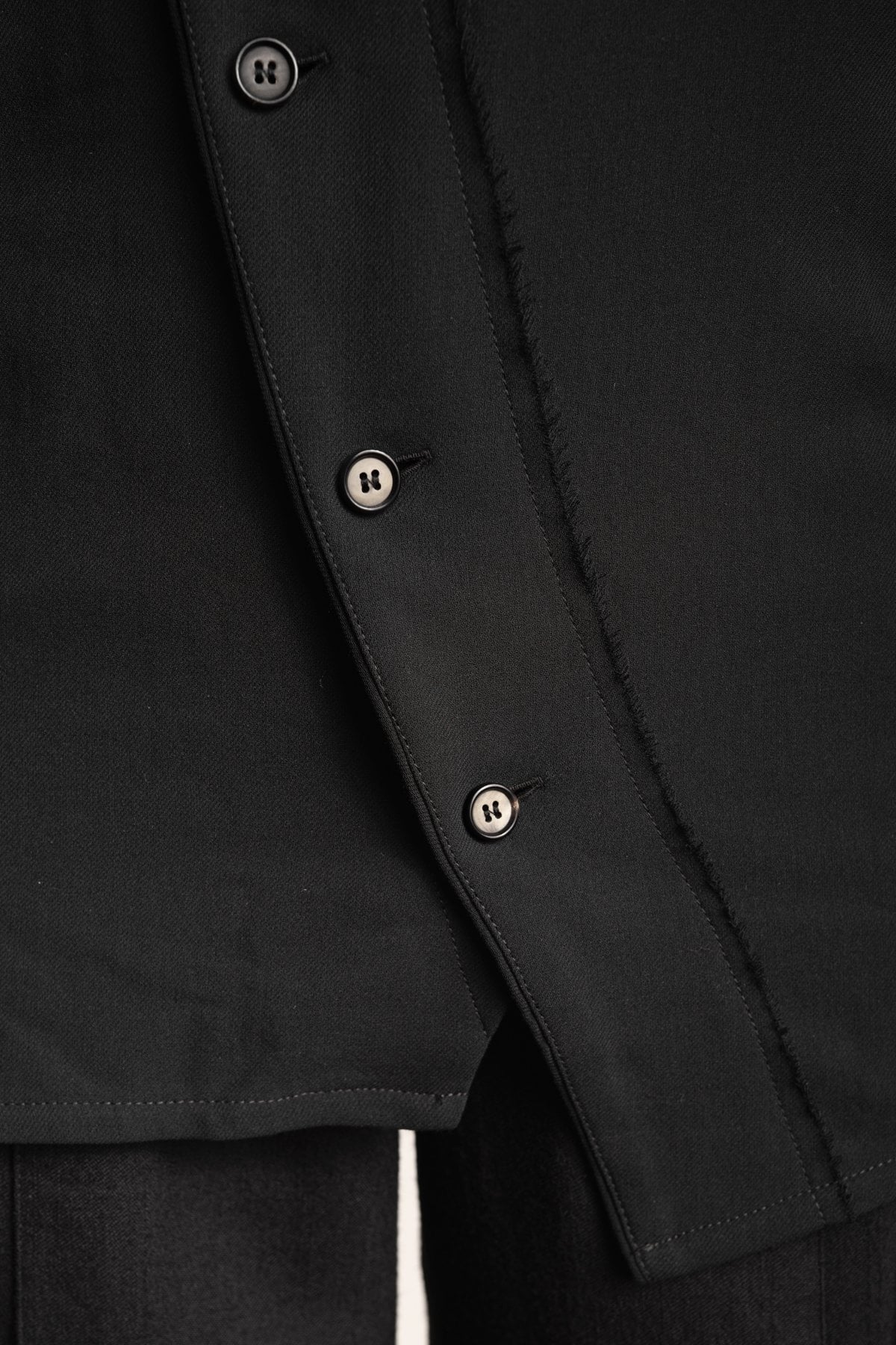 eigensinnig wien | Kreidekreis | Asymmetrisches schwarzes Designer-Hemd für Herren aus fester Baumwolle